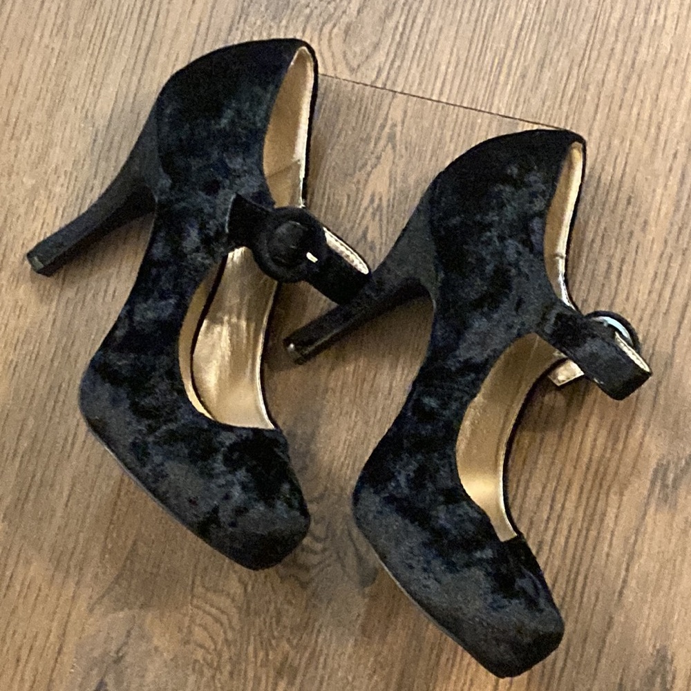 New Black Velvet Platform Heels    Size 7